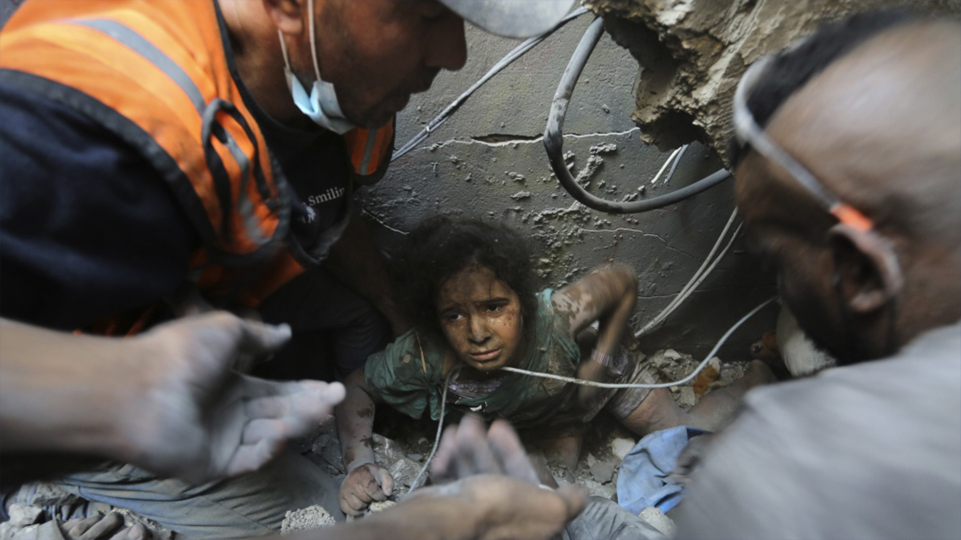 Une enfant gazaouie miraculée et tirée des décombres.