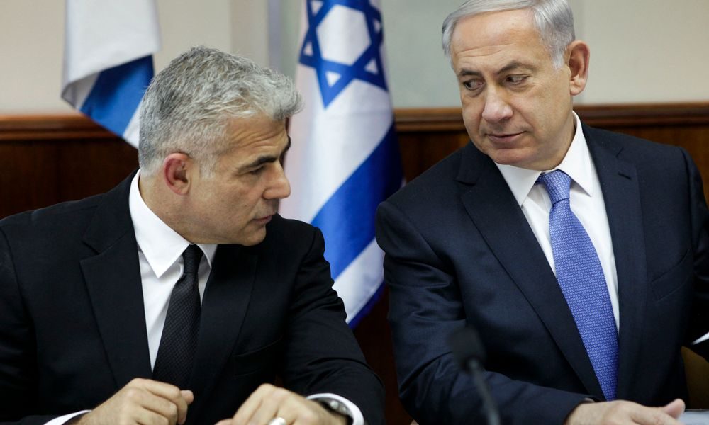 Le chef de l'opposition Yair Lapid (g) le premier ministre Benyamin Netanyahu