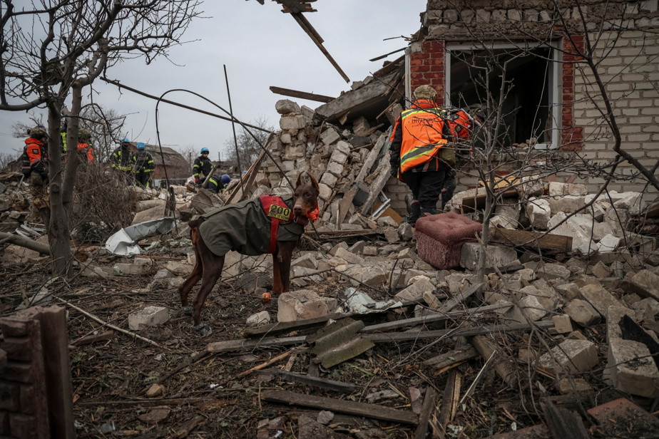 La ville de Kherson bombardée, des militaires russes fêtent le Noël orthodoxe