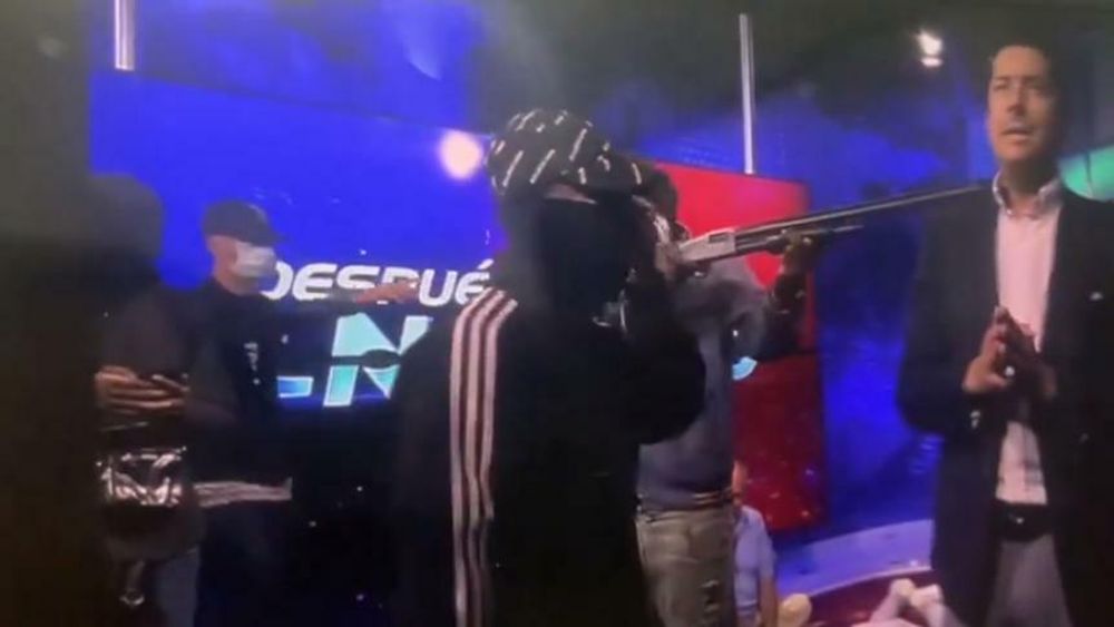 Equateur : Des hommes armés font irruption en direct sur le plateau d’une TV publique