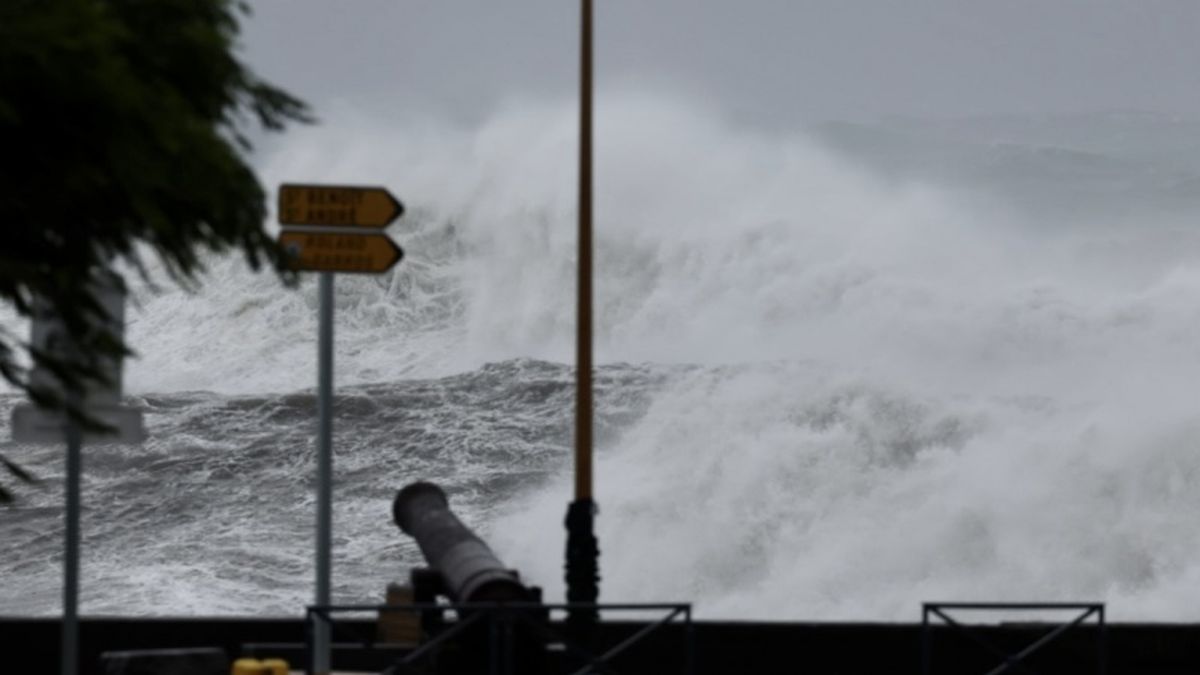 A La Réunion, le confinement décrété sous la menace d'un cyclone historique