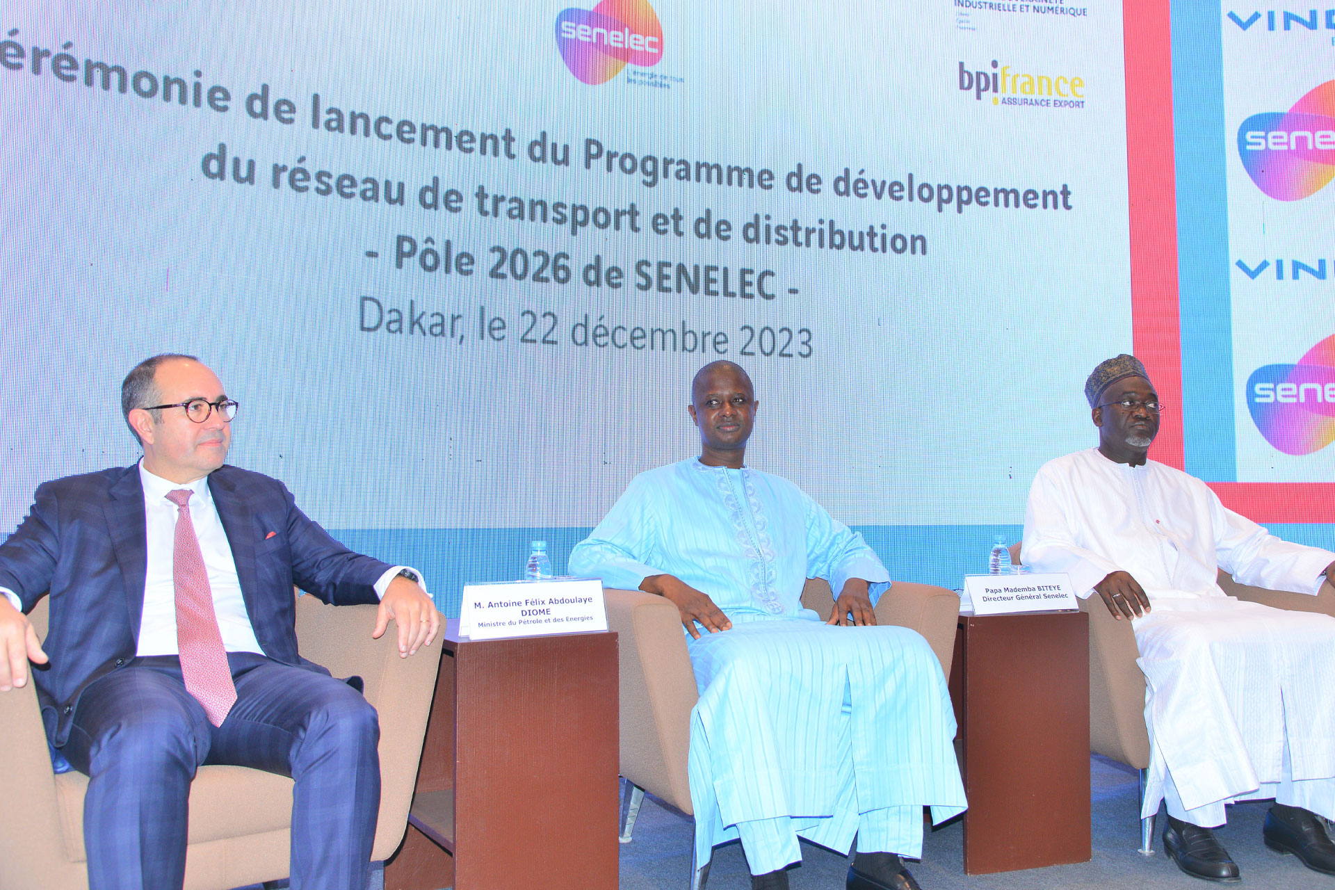 Le ministre du Pétrole et des Energies Antoine Félix Diome (au milieu), le DG de Senelec Papa Mademba Bitèye (à droite)