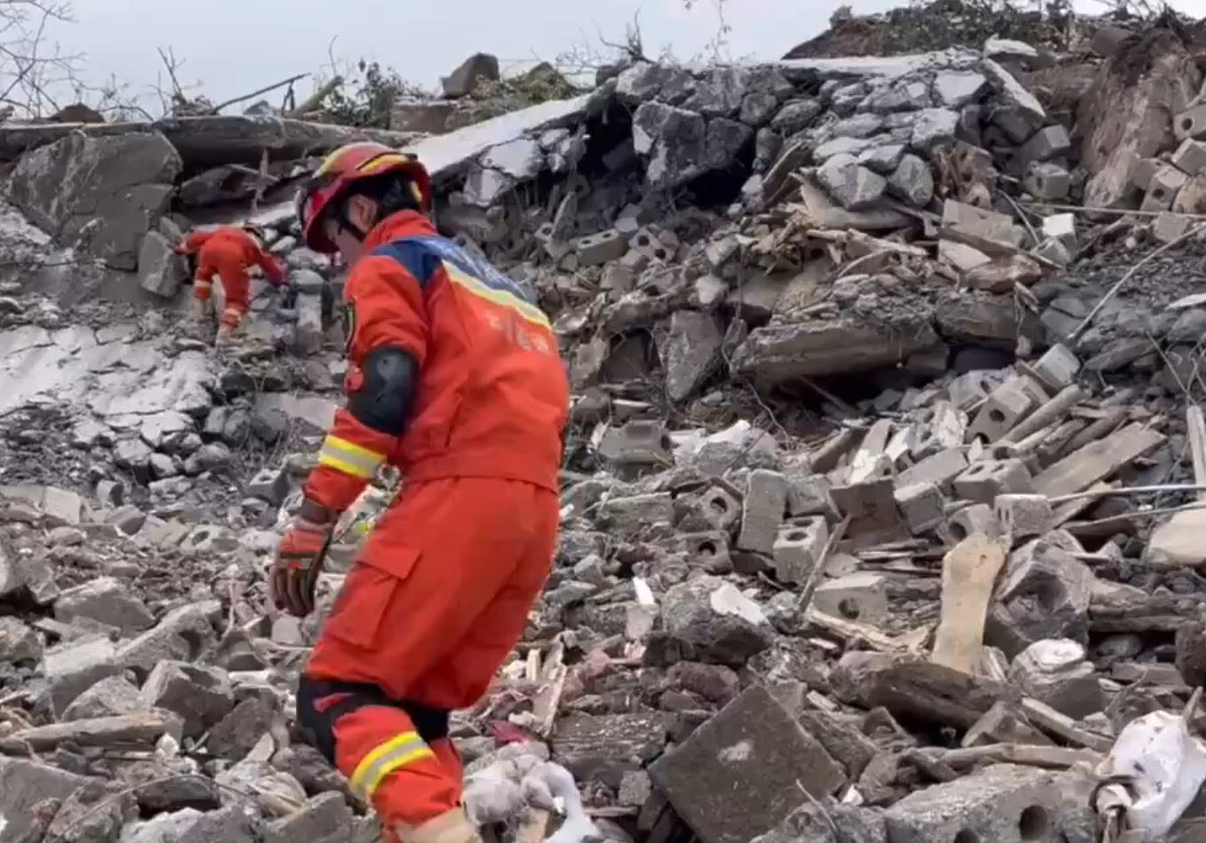 Un glissement de terrain ensevelit 47 personnes dans la province du Yunnan