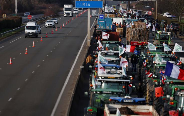 Les agriculteurs campent autour de Paris, le gouvernement promet des annonces mardi