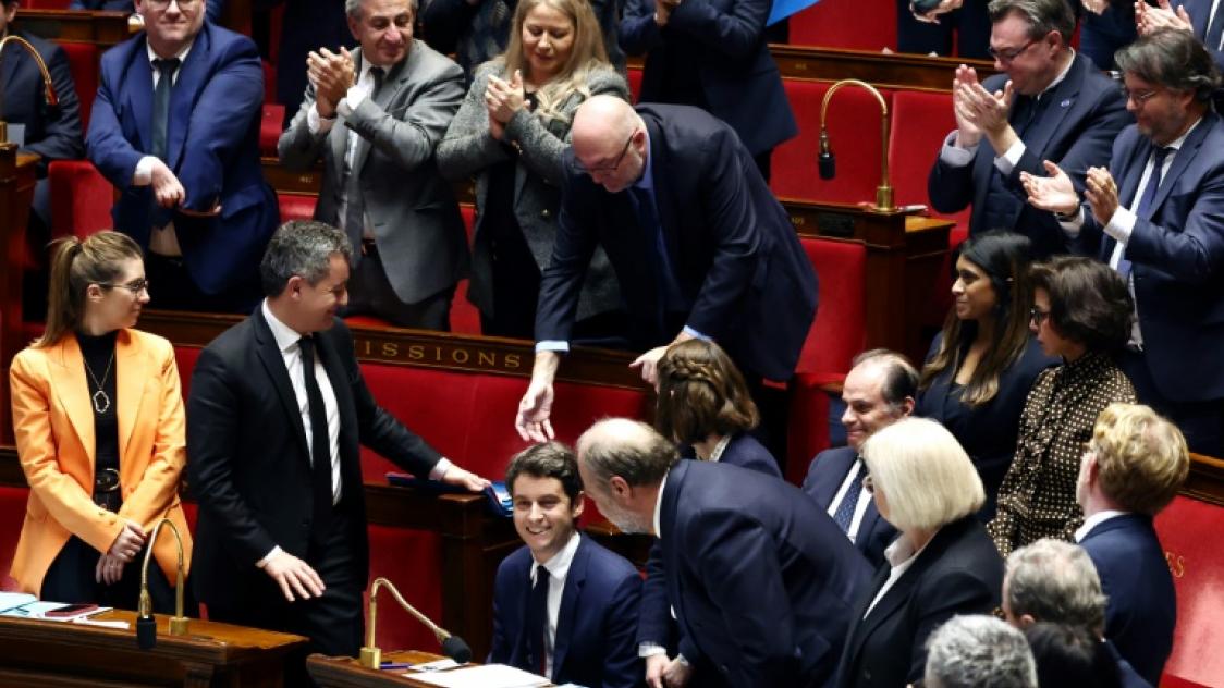 "Catastrophique", appel à "dé-macroniser la France" : pluie de réactions après le discours d’Attal