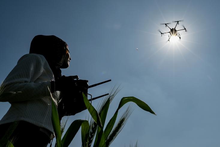 En Inde, les "drone sisters" pilotent l'agriculture et le changement social