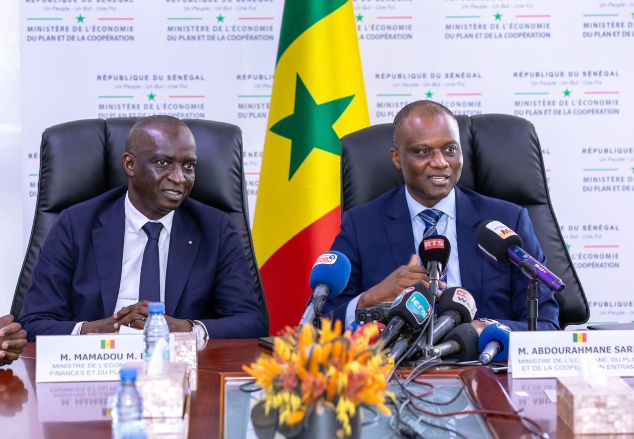 Le nouveau ministre de l'Economie Abdourahmane Sarr (dr) et son prédécesseur Moustapha Ba