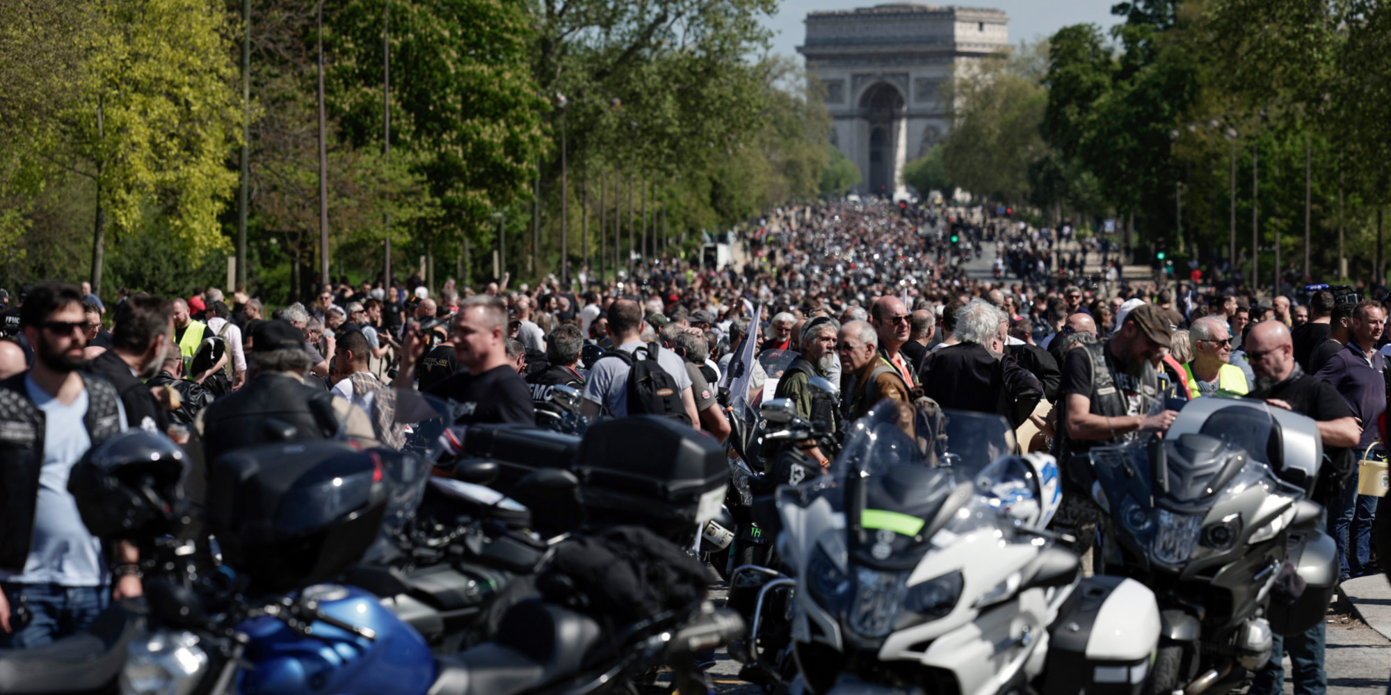 A Paris, des milliers de motards manifestent contre le contrôle technique obligatoire