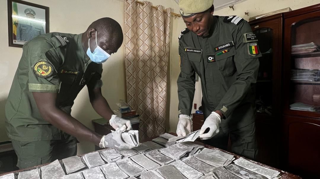 Deux agents de la Douane en train de compter les billets noirs saisis (photo Division communication et relations publiques)
