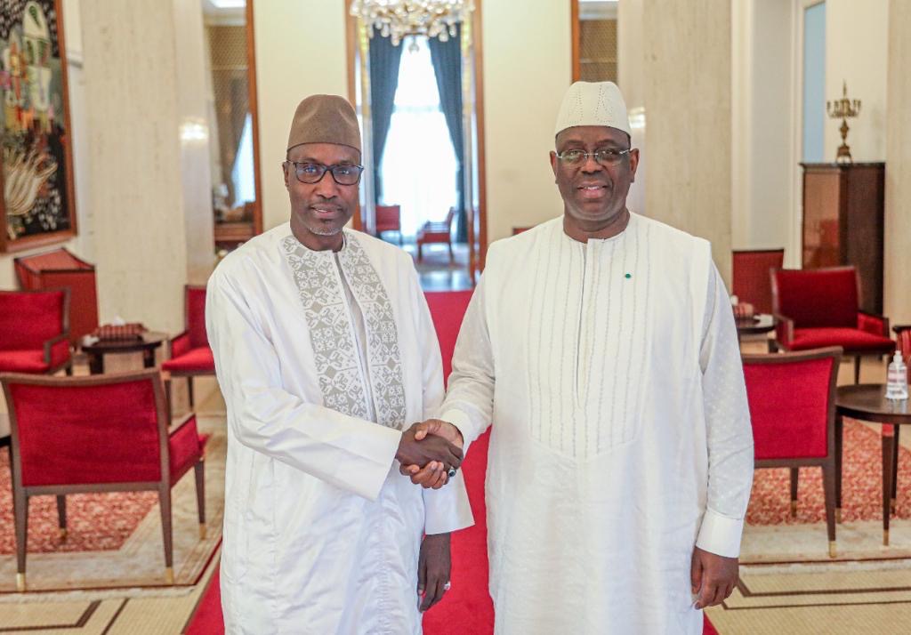 Mamour Diallo (g), actuel directeur général de l'Office national d'assainissement (ONAS) et l'ancien président Macky Sall