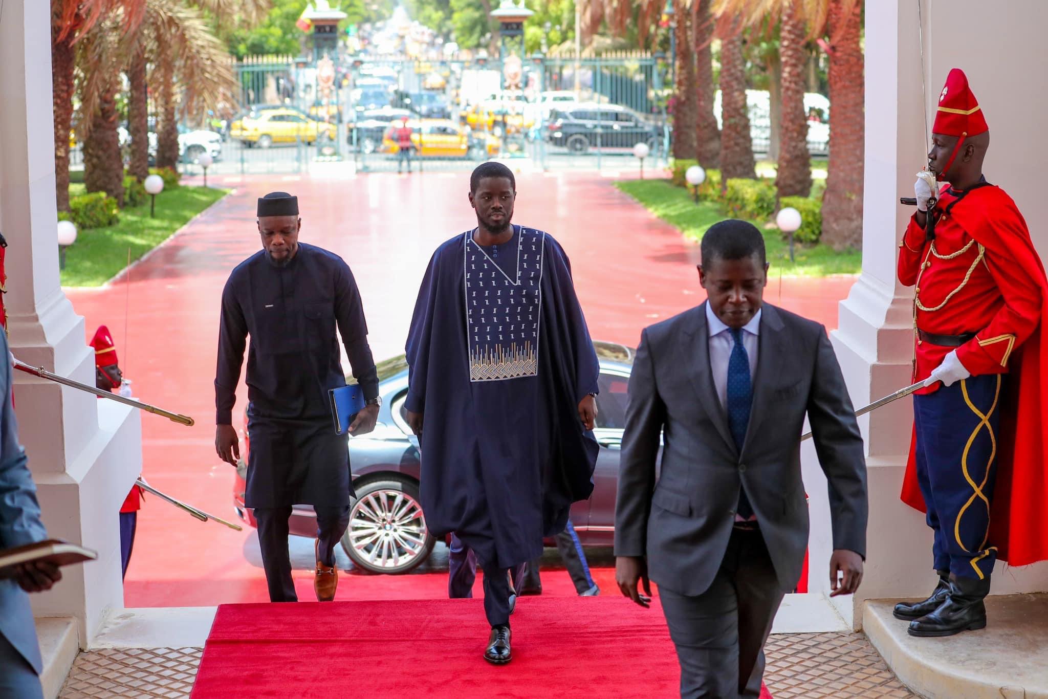 Le président Bassirou Diomaye Faye et le premier ministre Ousmane Sonko au palais de la République avant leur entrée en fonction