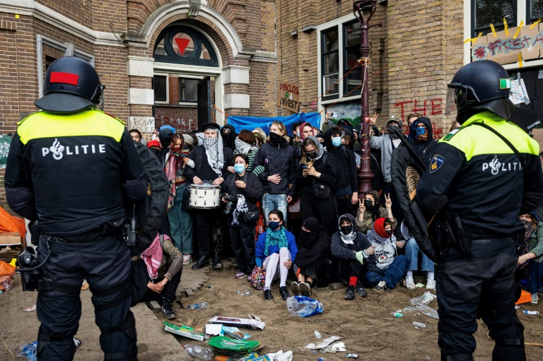 Affrontements entre policiers et manifestants à l'université d'Amsterdam