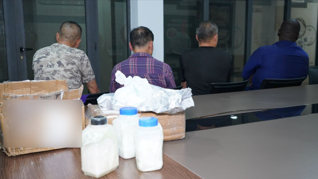 Les 3 trafiquants asiatiques et leur complice sénégalais pris en photo avec la drogue à l'aéroport Blaise Diagne le 12 mai 2024 (photo Douane)
