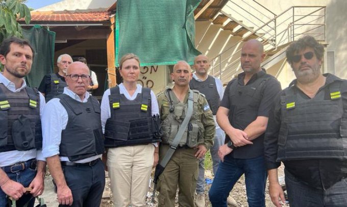 Yaël Braun-Pivet, présidente de l'assemblée nationale française, en visite en Israël pour soutenir les génocidaires sionistes. Elle y était avec des députés sionistes français Eric Ciotti (à sa droite) et Meyer Habib {en lunettes à droite)