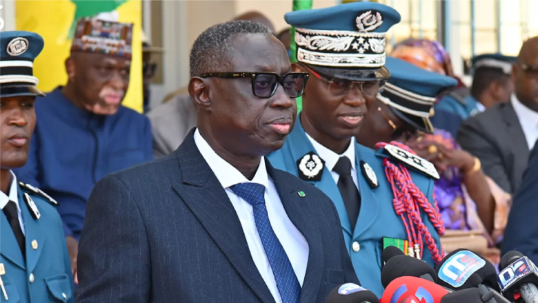 Le ministre de l'Intérieur (en costume) et le nouveau DGPN, le 6 juin 2024 à la direction de la formation de la police nationale.