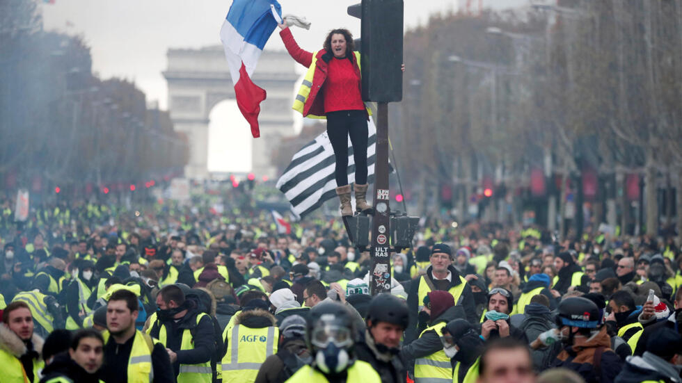 Une manifestation de Gilets jaunes sous l'Arc de Triomphe à Paris.