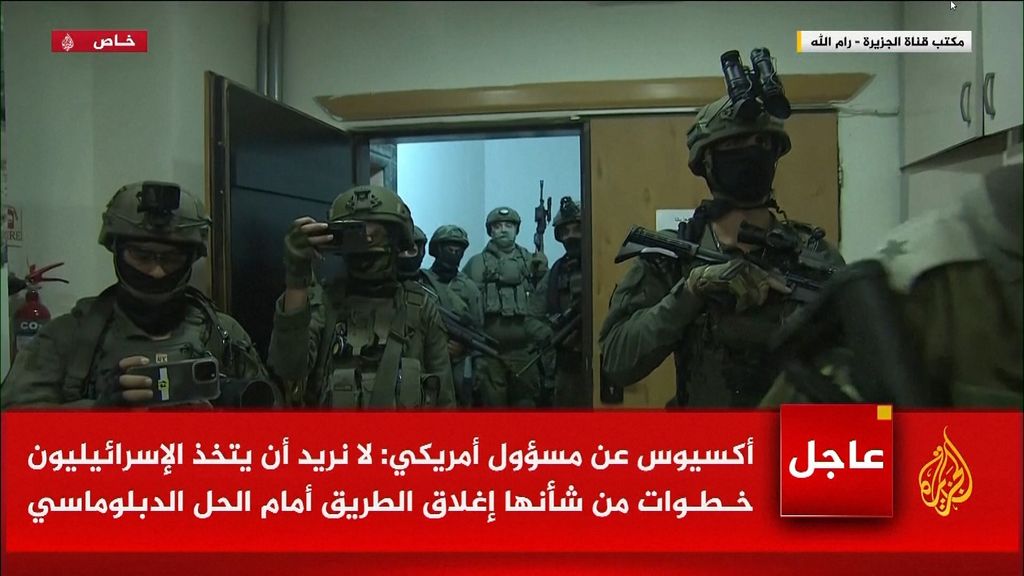 Des soldats de l'Occupation dans les locaux d'Al Jazeera à Ramallah en Cisjordanie