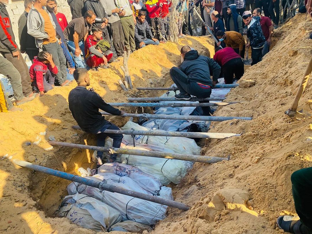 Des civils palestiniens tués dans la nuit du 4 au 5 octobre 2024 par des bombardements israéliens sont enterrés avec des linceuls en toile.