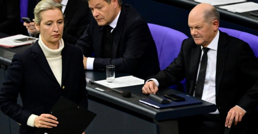 Alice Weidel, la cheffe de l'extreme-droite allemande (AfD) passe devant le chancelier social-démocrate sortant Olaf Scholz au Bundestag le 29 janvier 2025