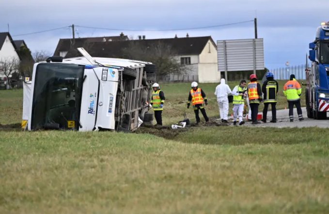 Un car scolaire se renverse en Eure-et-Loir : une lycéenne tuée, le conducteur en garde à vue
