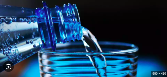 Eaux: l'exécutif accusé d'avoir autorisé Nestlé à utiliser des filtres illégaux, Macron dément