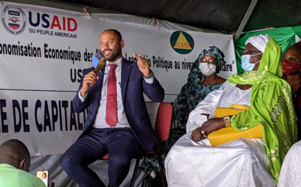 Un fonctionnaire de l'USAID au Sénégal avec des femmes entrepreneures