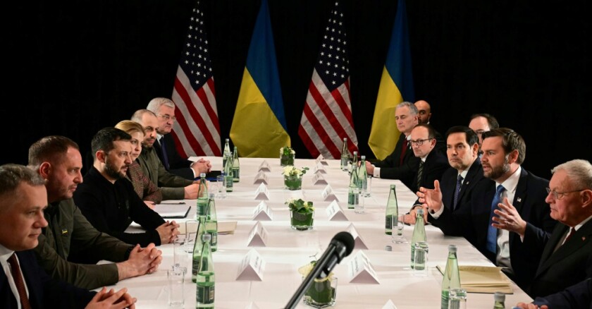 La delegation du vice-président américain JD Vance (d,) face au président ukrainien Volodymyr Zelensky