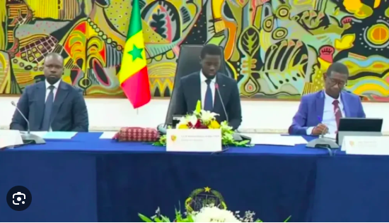 Le président Diomaye Faye entre le PM Ousmane Sonko (g.) et son directeur de cabinet Mary Teuw Niane