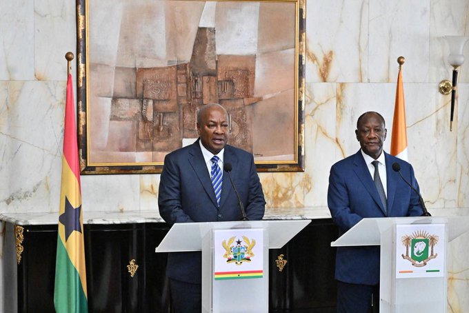 Les présidents ivoirien Alassane Ouattara (d) et ghanéen John Mahama à Abidjan
