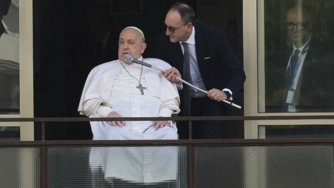Le pape François quitte l’hôpital