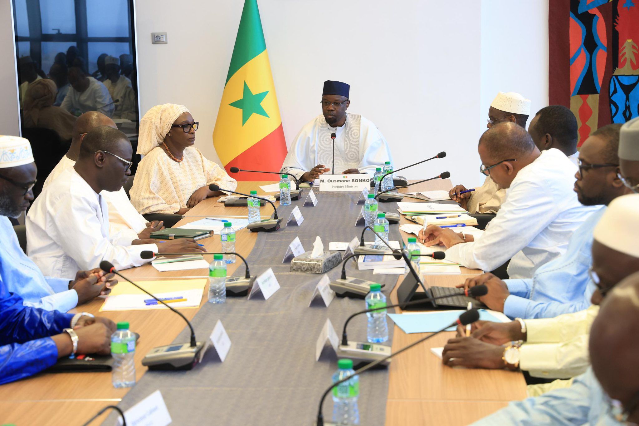 Le PM Ousmane Sonko et des membres du gouvernement lors de la réunion consacrée au pèlerinage à la Mecque le 11 avril 2025