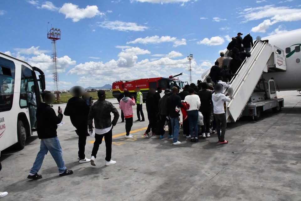 Des migrants guinéens rapatriés de Tunisie  á bord de plusieurs vols aériens.