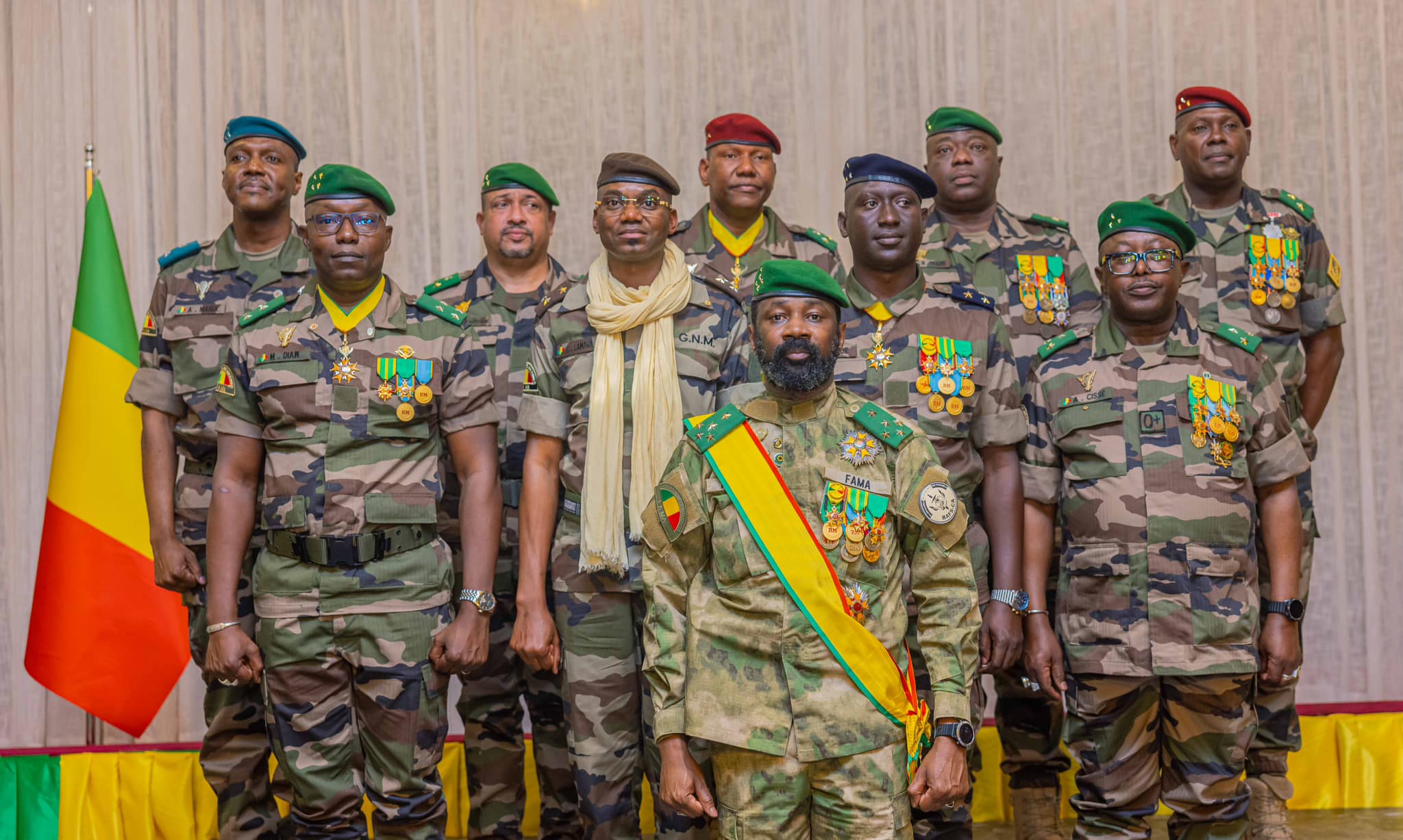 Le général Assimi Goïta et ses collègues membres de la junte au pouvoir au Mali