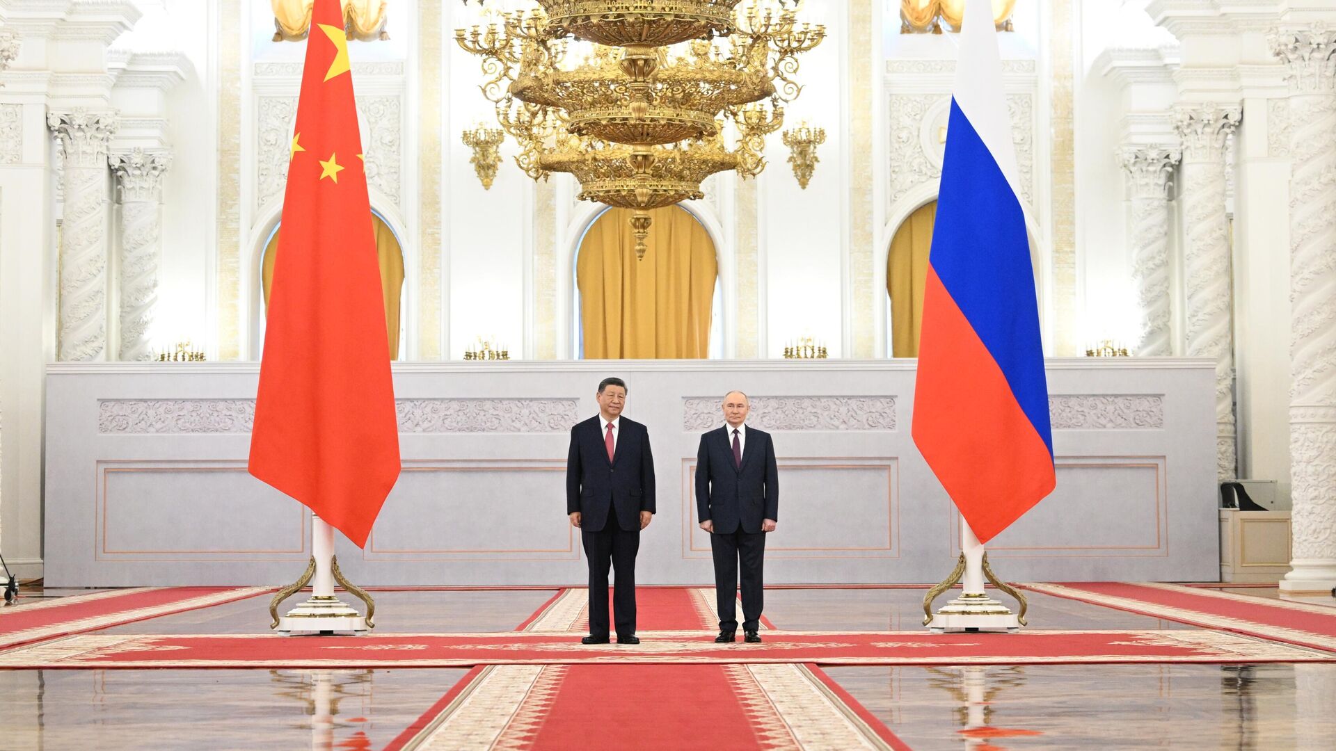 Poutine et Xi affichent leur entente au Kremlin, la trêve en Ukraine violée selon Kyiv