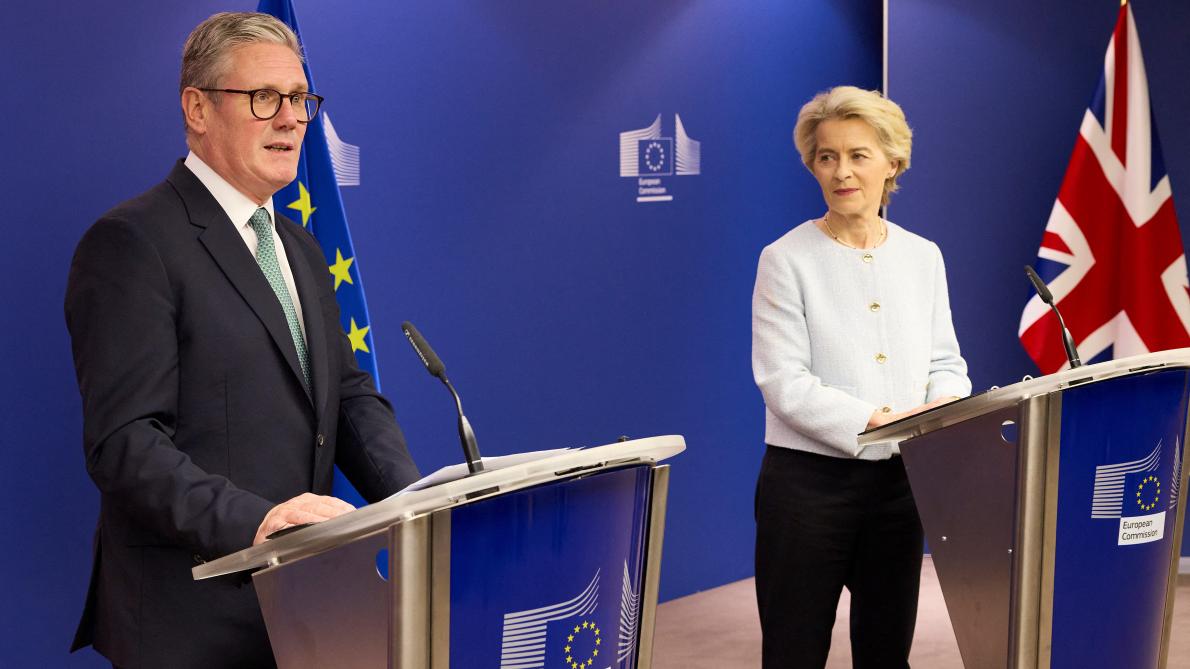 Le chef du gouvernement britannique Keir Starmer (d) et Ursula von der Leyen, présidente de la Commission européenne