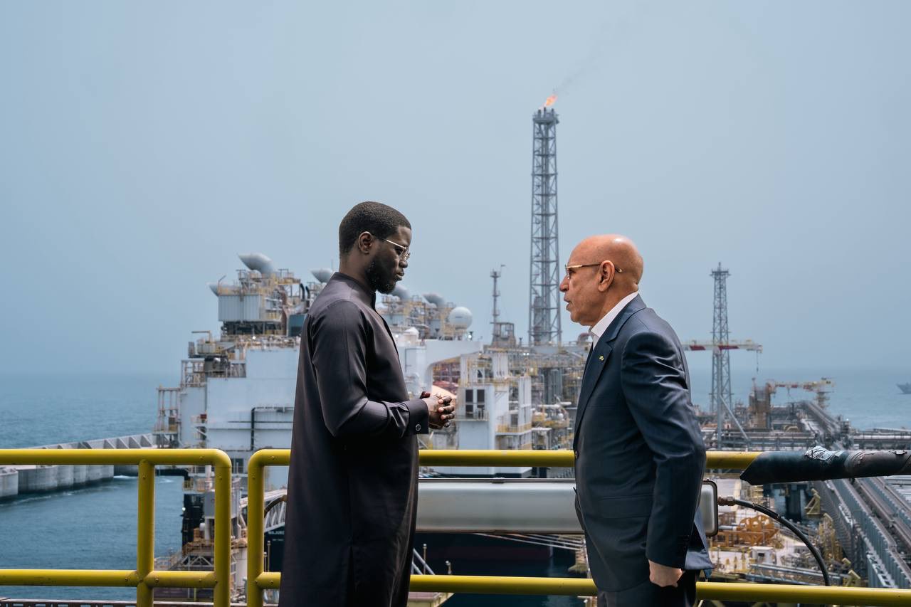 Les Présidents Faye (g) et Ghazouani sur la plateforme de Grand Tortue Ahmeyim (GTA)