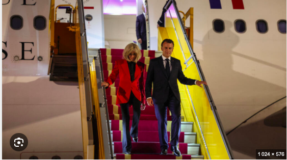 Emmanuel et Brigitte Macron à leur arrivée à Hanoï au Vietnam, le 26 mai 2025