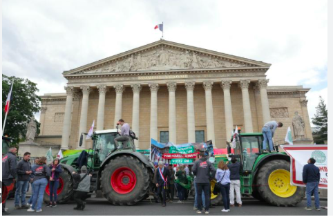 La FNSEA gare ses tracteurs à l'Assemblée nationale pour demander "des solutions" pour produire