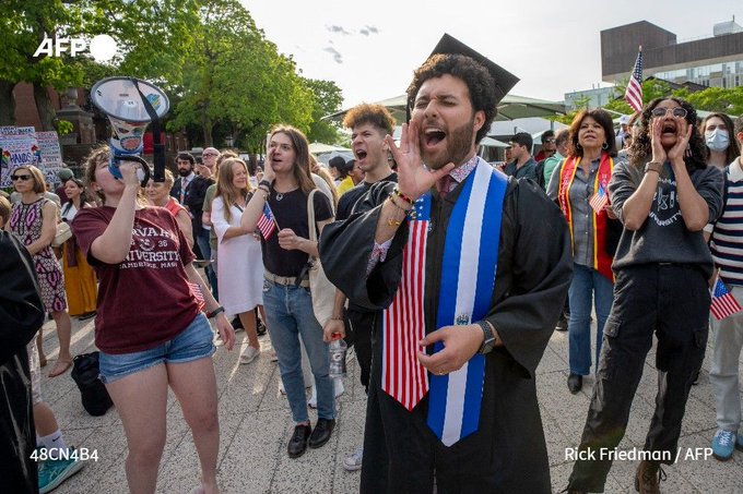 Des étudiants de Harvard manifestent contre la décision de Donald Trump de soumettre leur prestigieux établissement