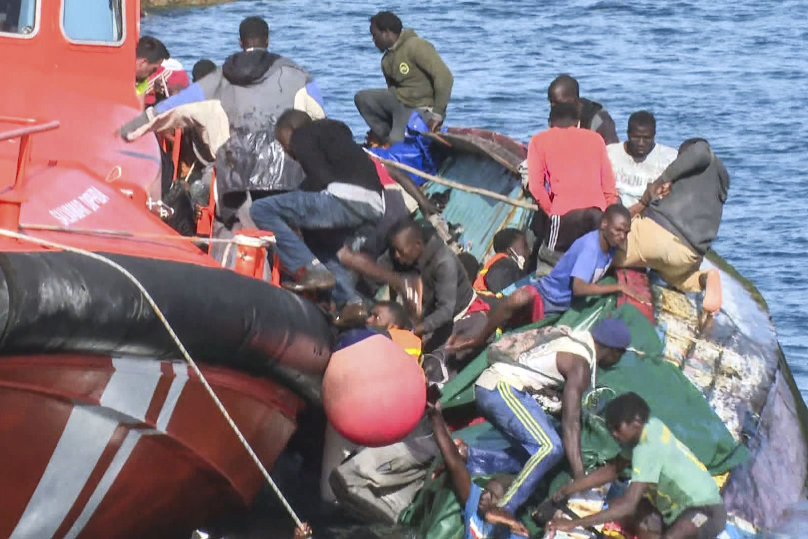 Des migrants qui ont échappé à la traversée et qui sont arrivés en Espagne