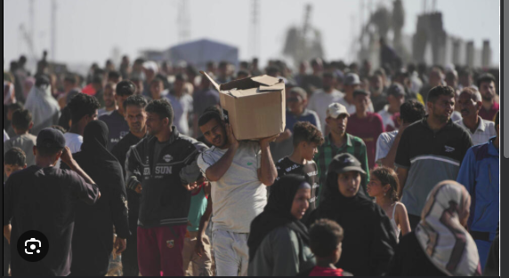 Des Palestiniens affamés par Israël en quête de nourriture pour éviter la mort