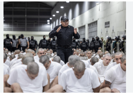 Expulsés des États-Unis, les Vénézuéliens emprisonnés au Salvador sont « totalement isolés », selon leurs proches