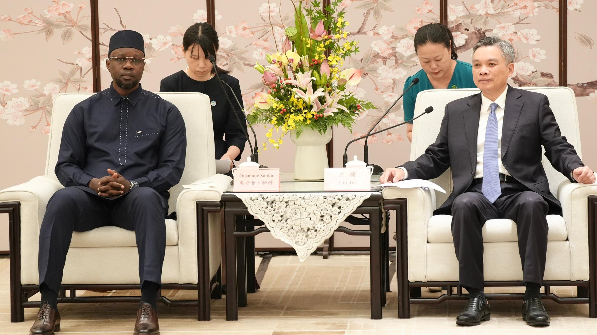 Ousmane Sonko en Chine, le 21 juin 2025. Ici en entretien avec Liu Jie, gouverneur de la province du Zhejiang