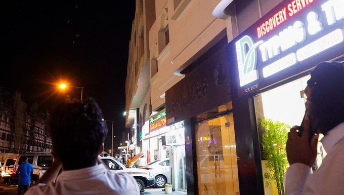 Des Qataris observent les missiles iraniens dans le ciel de Doha