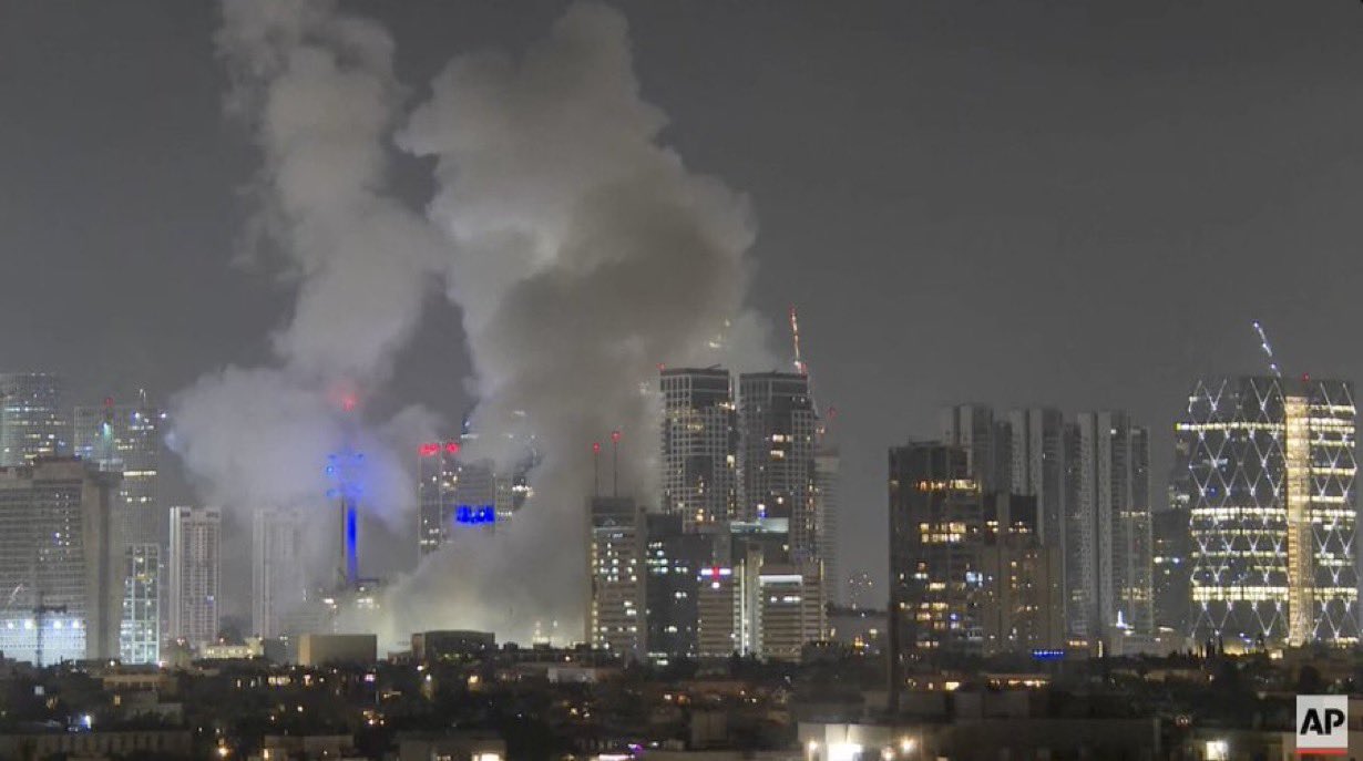 Tel Aviv sous les missiles iraniens aux premiers jours de la guerre. Le cessez-le-feu de Trump semble fragile...