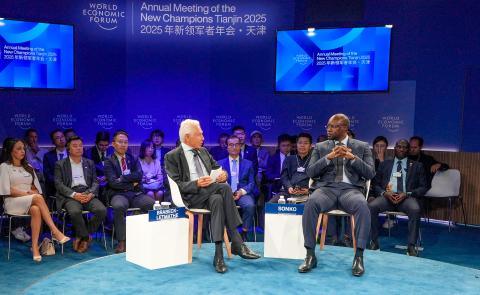 Le PM sénégalais dans un débat animé par Peter Brabeck-LETMATHE, Président par intérim du Forum économique mondial, le 25 juin 2025 en Chine