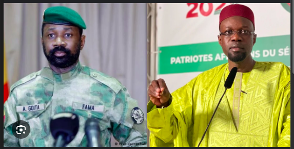 Assimi Goïta (g.) et Ousmane Sonko