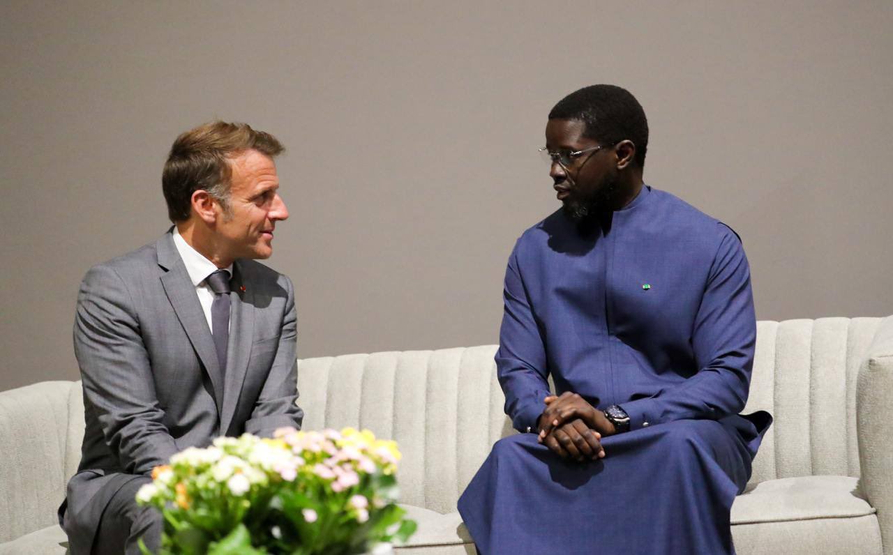 Bassirou Diomaye Faye (d.) et Emmanuel Macron à Séville le 30 juin 2025 en marge de la Conférence de l'ONU sur le financement du développement