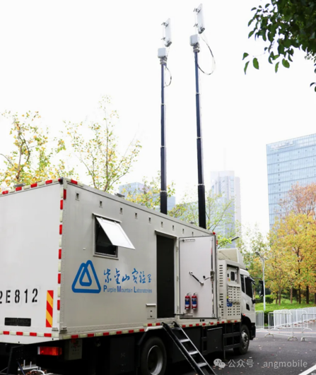 Lors du marathon de Nanjing 2024, la société Purple Mountain Laboratories a déployé des drones de sécurité compatibles 6G pour une surveillance vidéo en temps réel. (Photo tirée du compte officiel WeChat d'Angmobile)