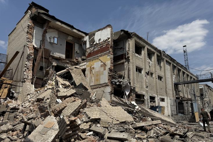 Ukraine: au moins 25 morts dans des frappes russe, Trump précise son ultimatum